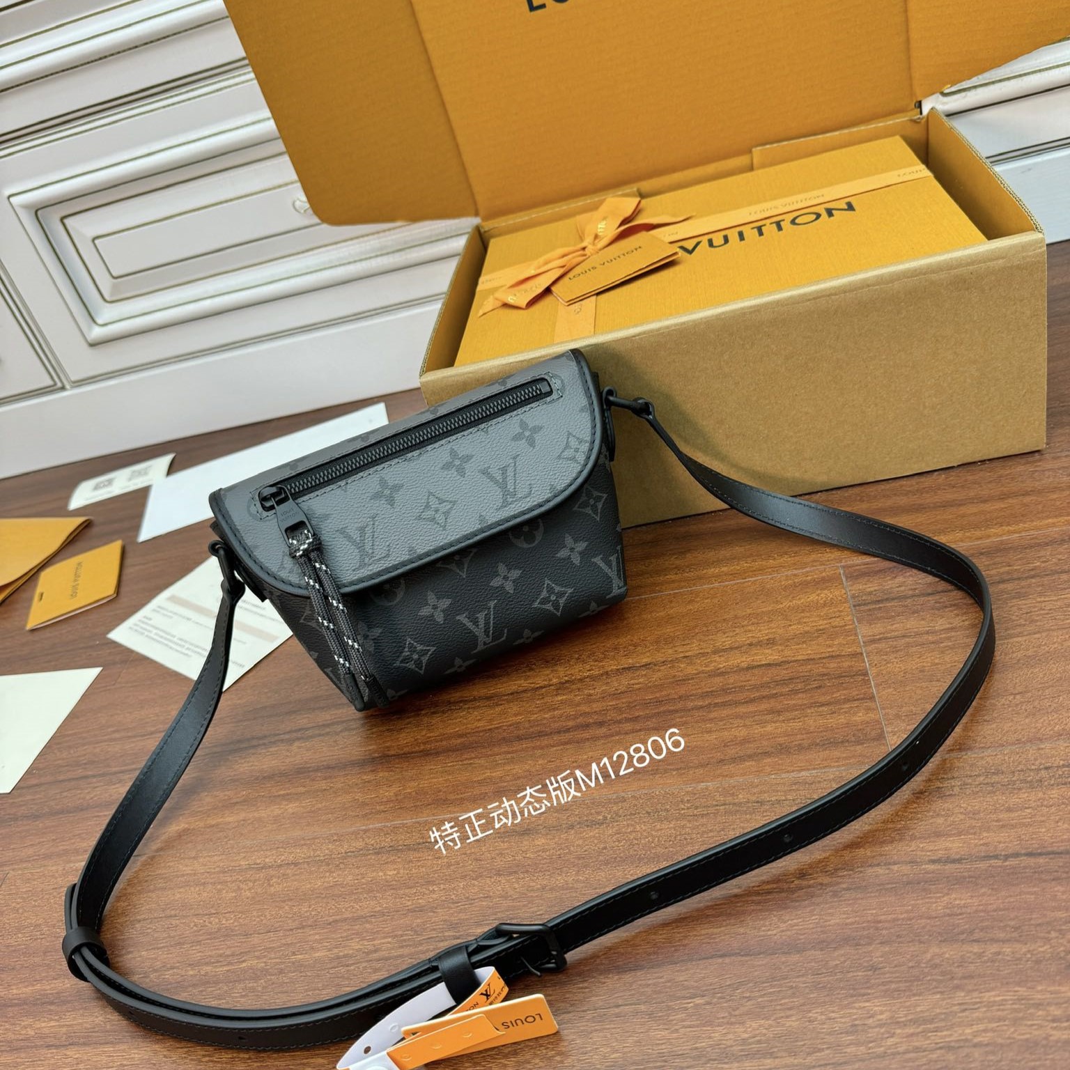 루이비통 펄스 웨어러블 월릿 백 M12806 