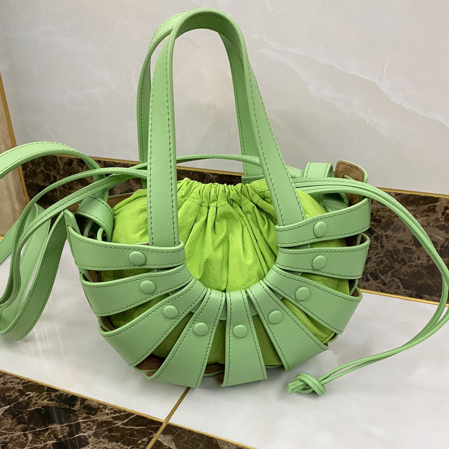 보테가 쉘 스몰 토트백 651819