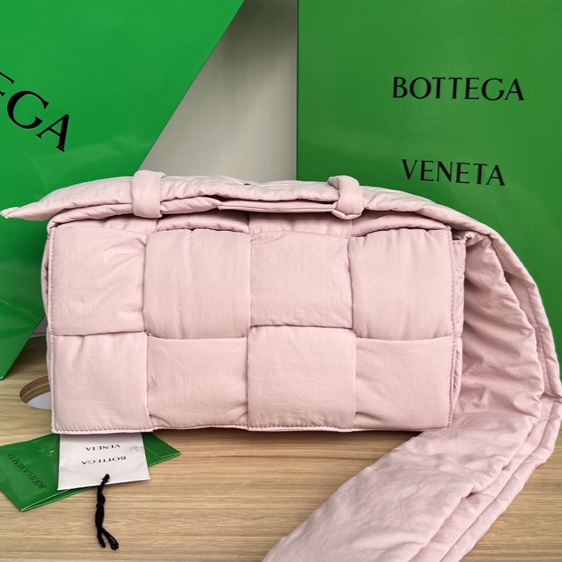 보테가 패디드 테크 카세트 미디엄 백 628951