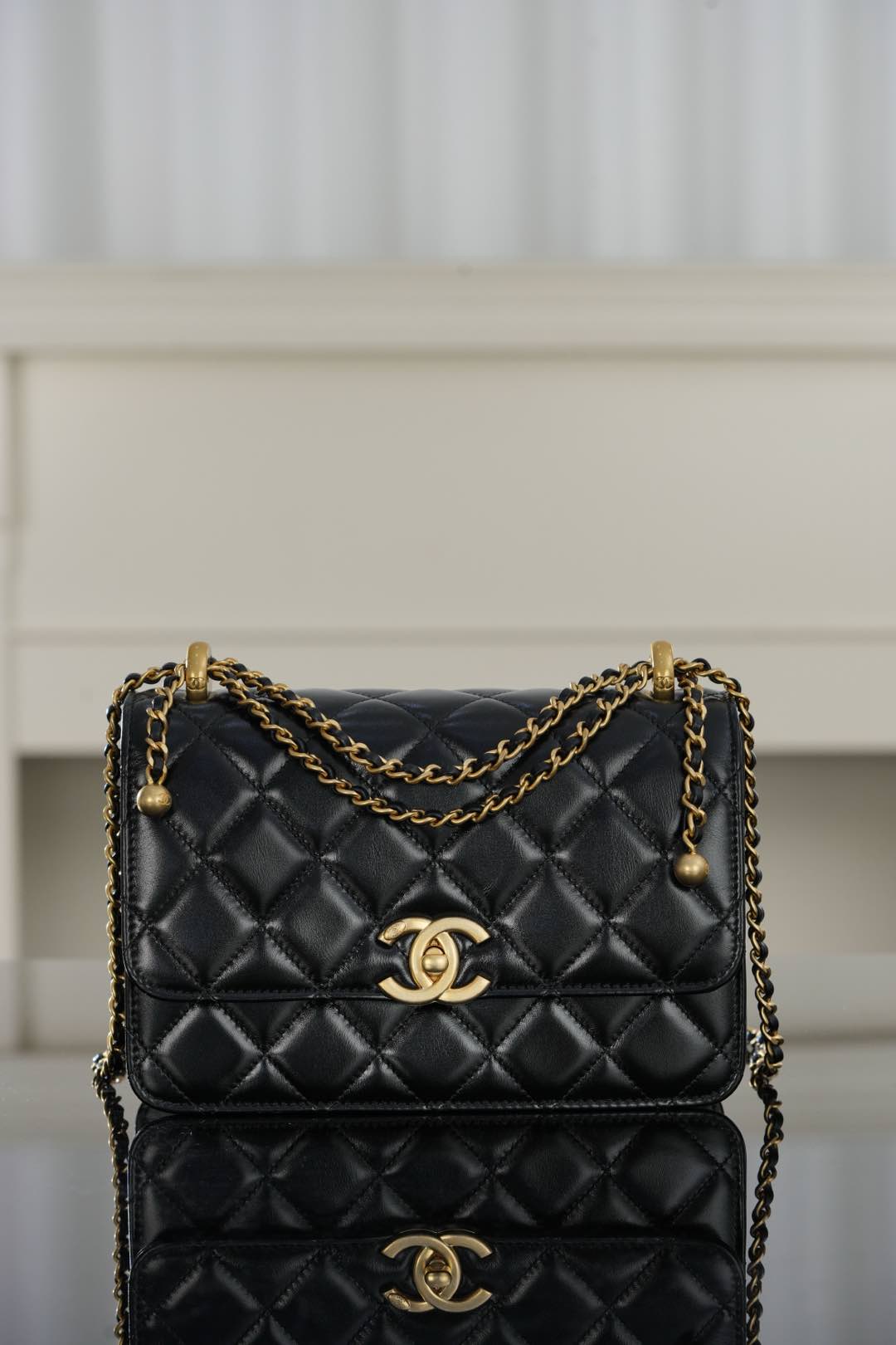 샤넬 공방 뉴시즌 클래식 스몰 체인 플랩백 카프스킨 AS2649  1480