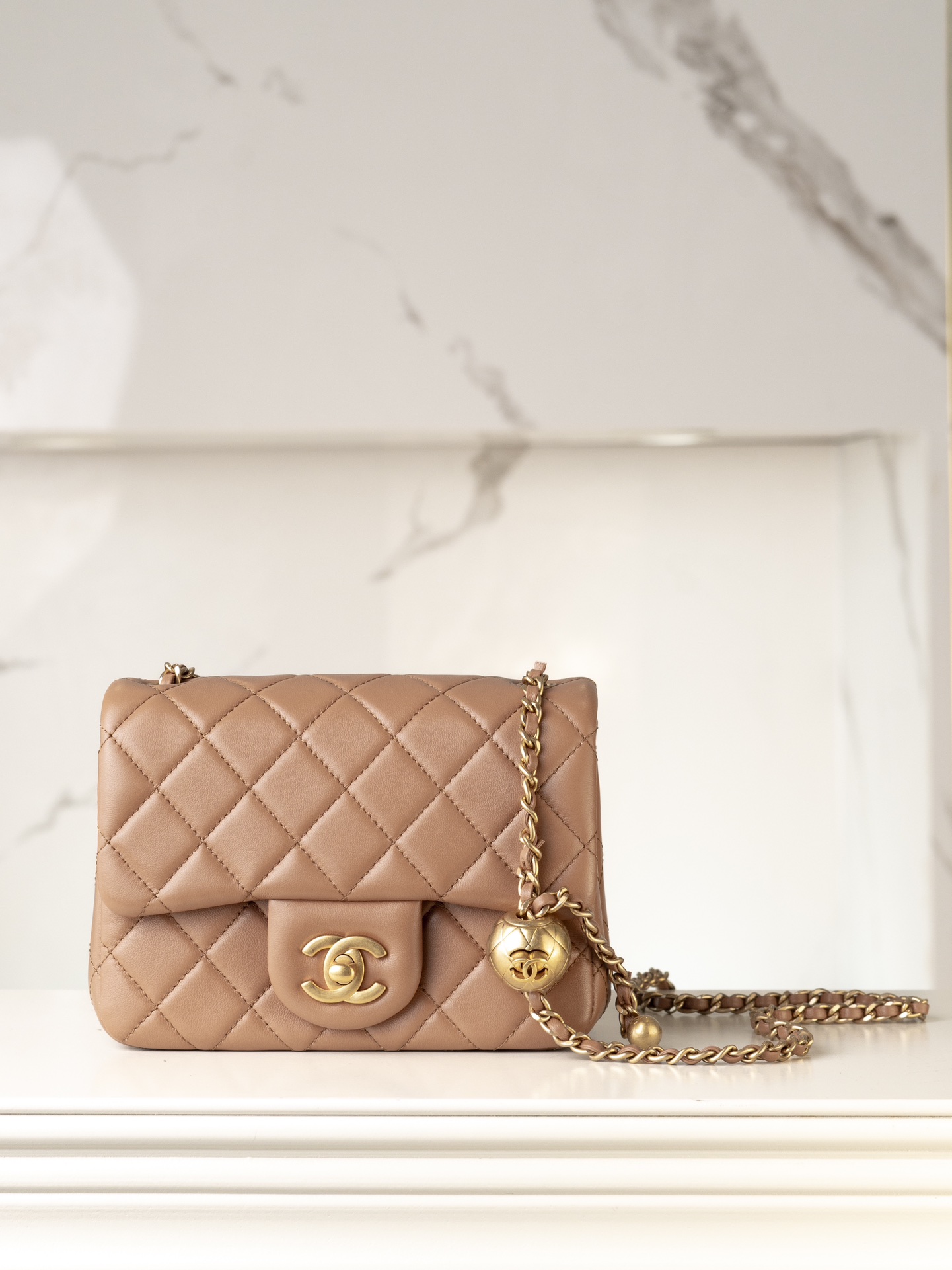 샤넬 골드볼 쁘띠삭 미니 플랩백 램스킨 AS1786  1200