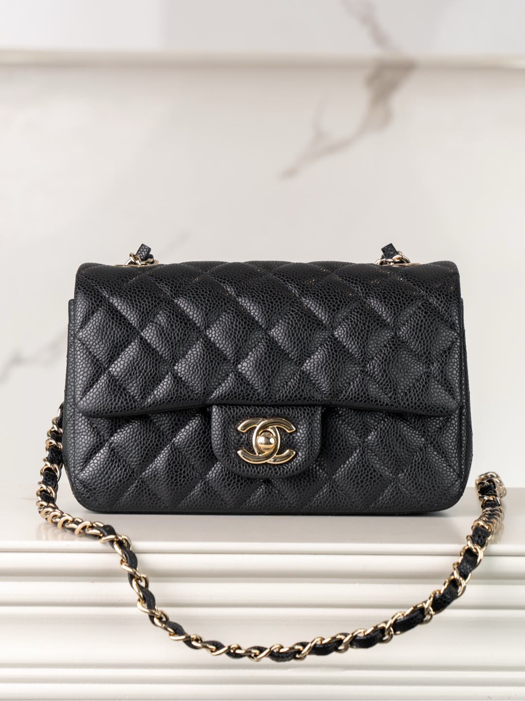 샤넬 클래식 뉴미니 플랩백 캐비어 A69900  1350