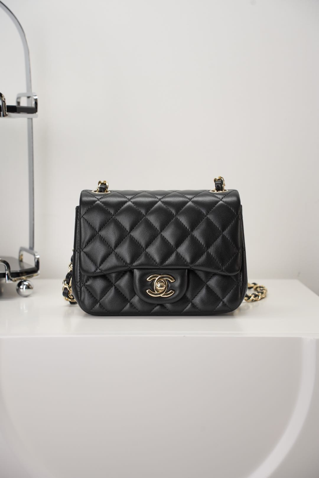 샤넬 클래식 쁘띠삭 미니 플랩백 램스킨 A35200  1050