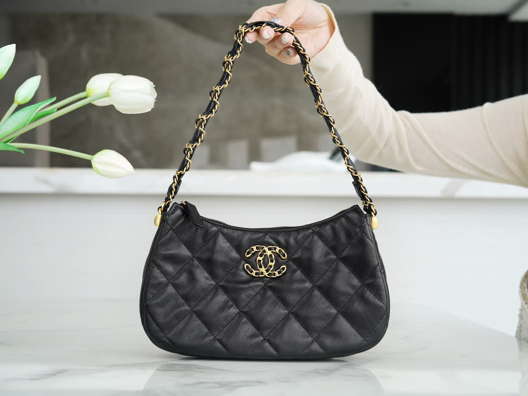 샤넬 23시즌 19 라지 호보백 카프스킨 AS4368  1180