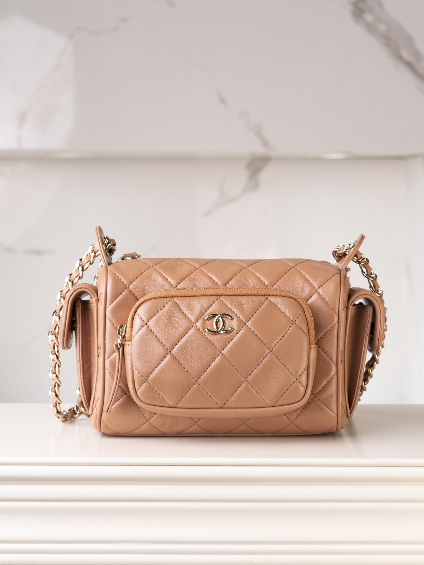 샤넬 24시즌 스몰 카메라 케이스 백 램스킨 AS5220  1300