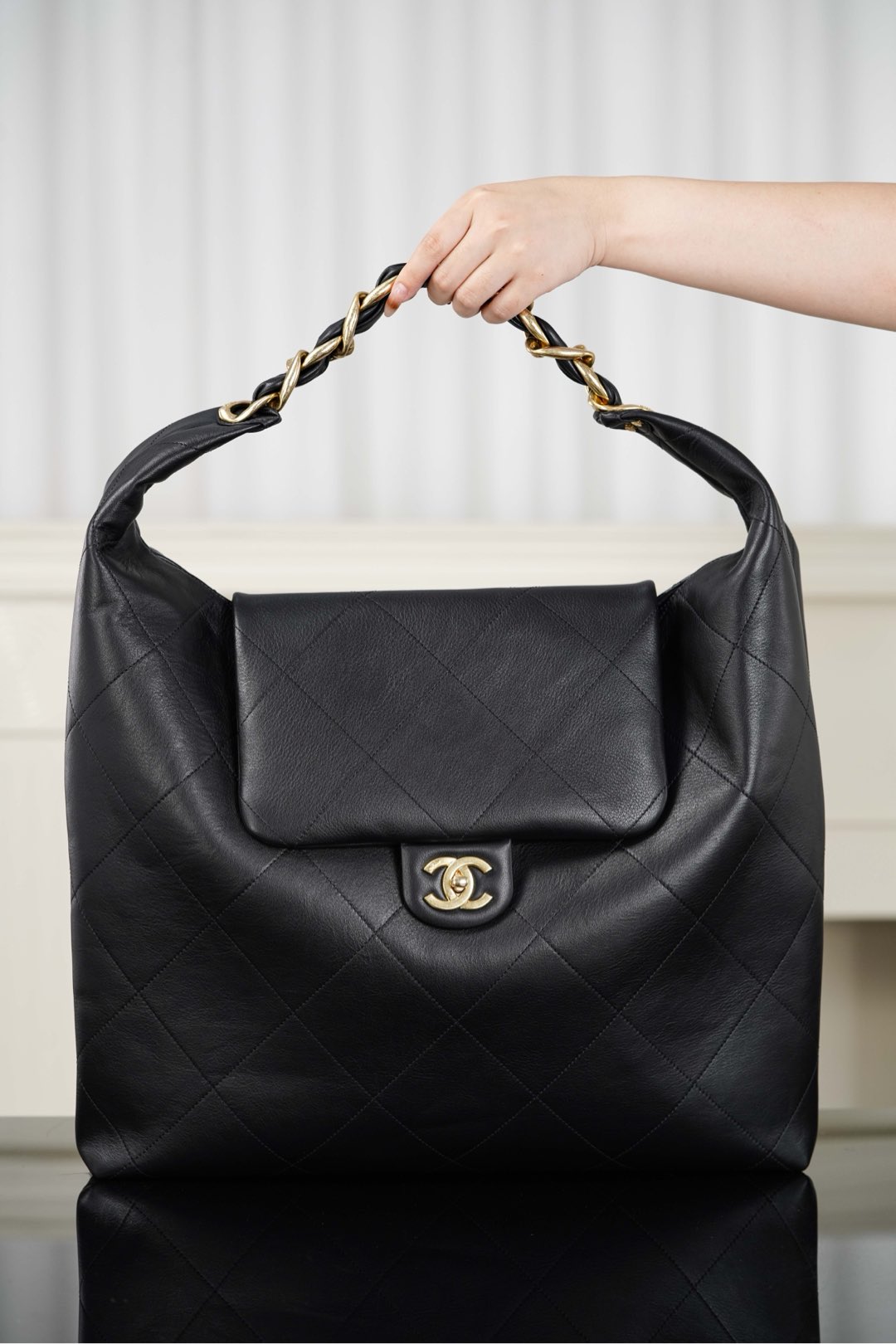 샤넬 25시즌 맥시 호보백 카프스킨 AS5839  1680