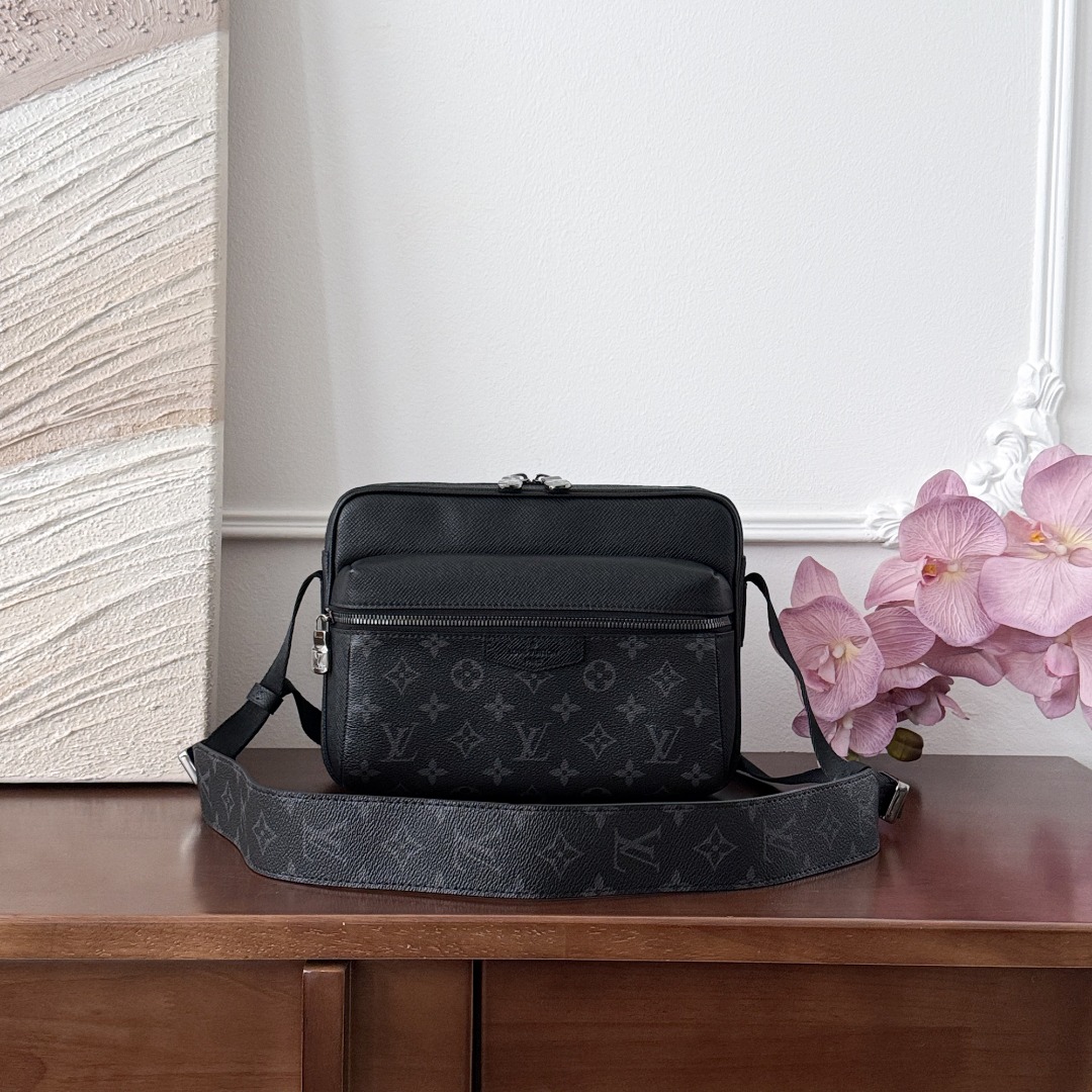 루이비통 아웃도어 메신저 백 M30233  960
