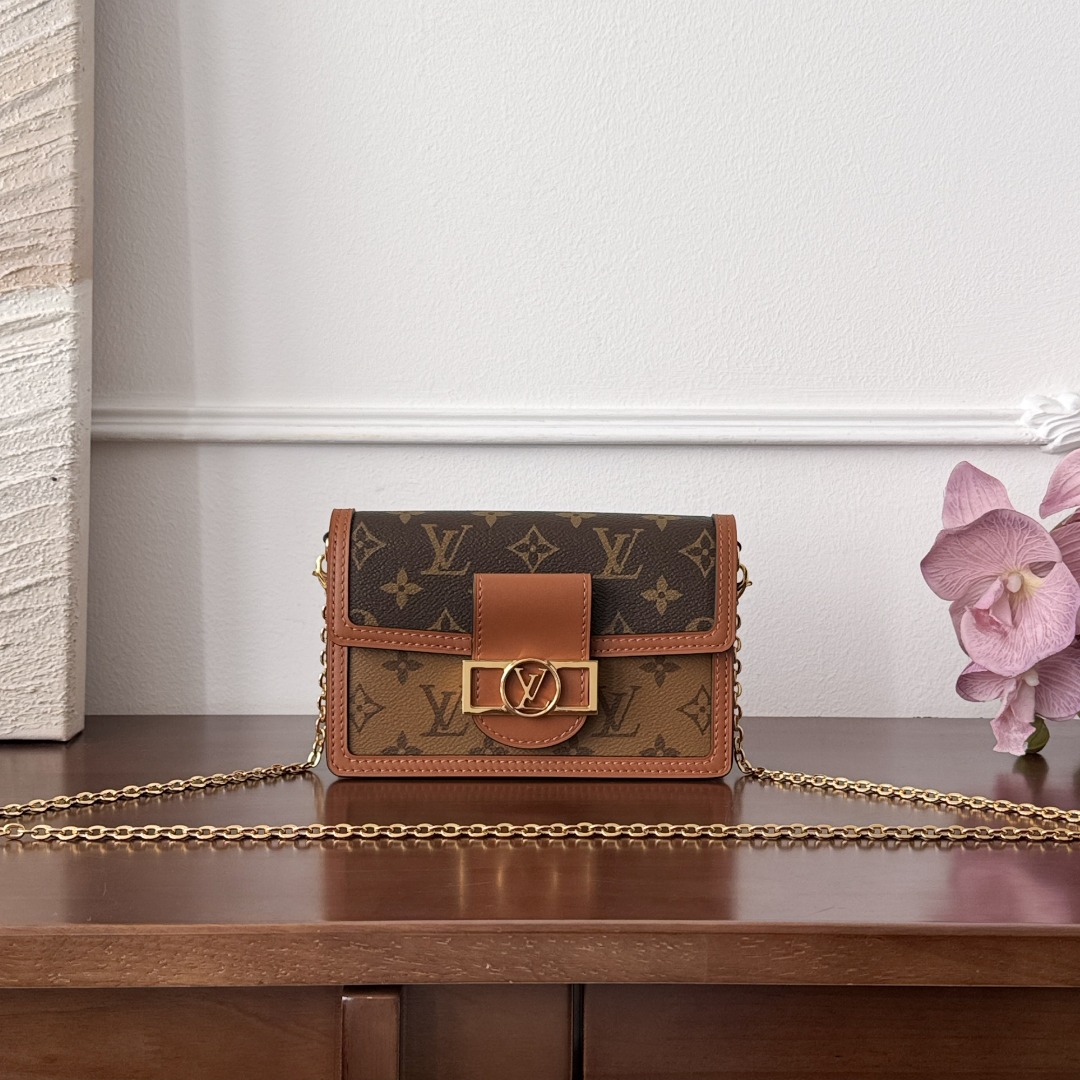 루이비통 도핀 체인 월릿 백 WOC M68746  990